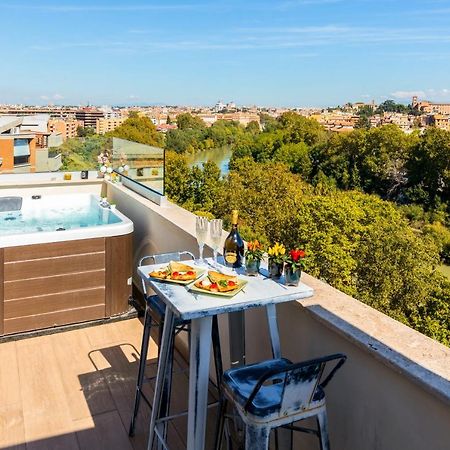 Penthouse With A Panoramic Rooftop In Trastevere With Seasonally Jacuzzi Roma Dış mekan fotoğraf
