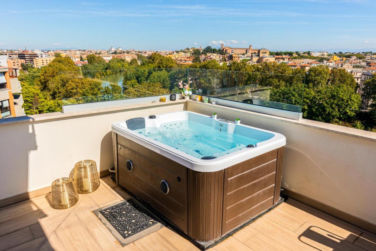 Penthouse With A Panoramic Rooftop In Trastevere With Seasonally Jacuzzi Roma Dış mekan fotoğraf